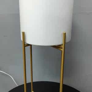 בית עציץ מתכת לבן רגל זהב בינוני