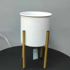 בית עציץ מתכת לבן רגלי זהב קטן