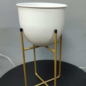 בית עציץ מתכת מעוגל לבן רגליים זהב בינוני